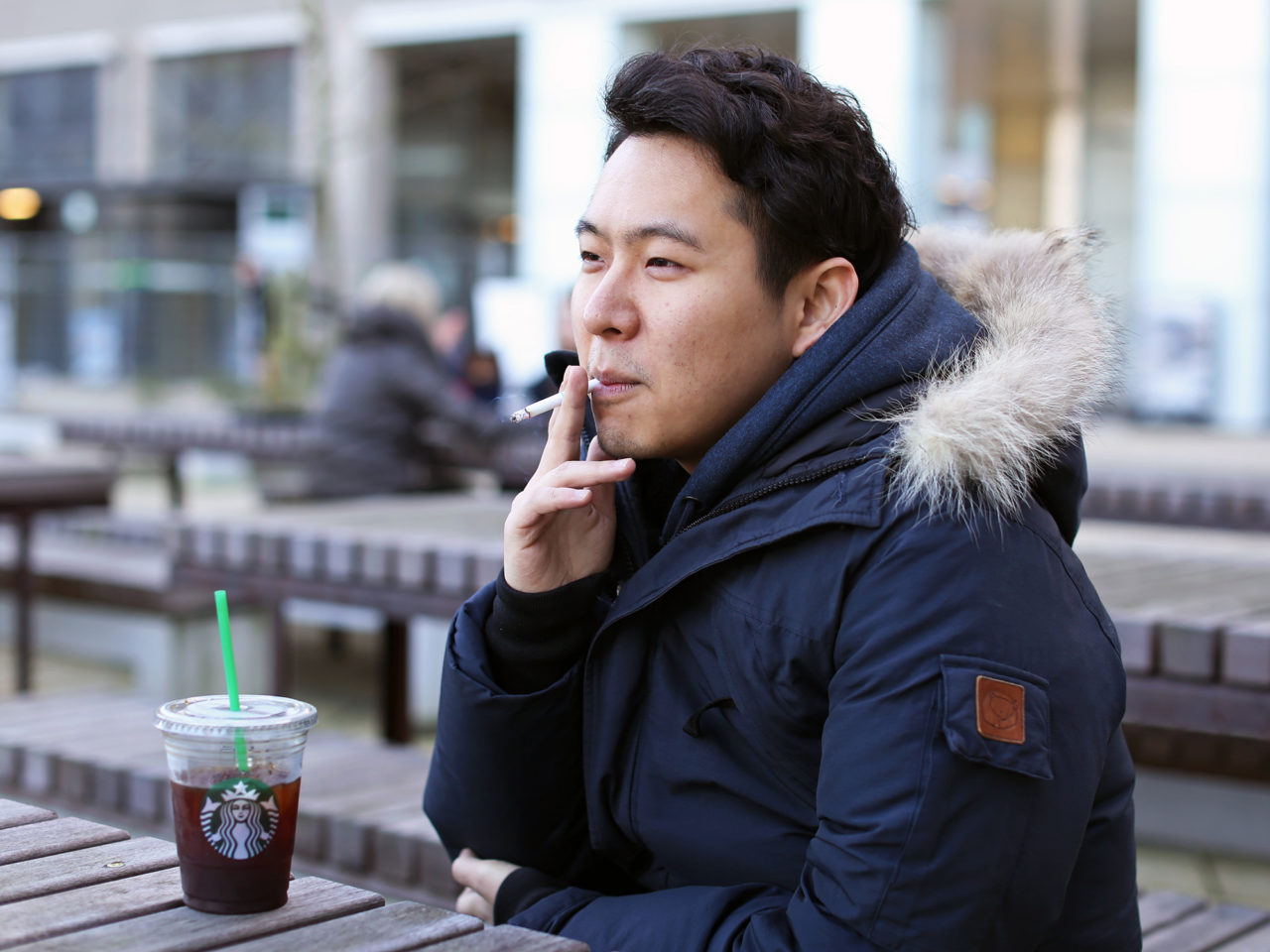 Rokers roken sigaretten rookplek Seunghwan Oh