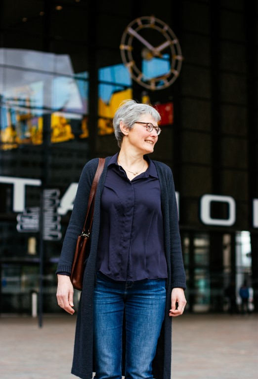 Even voelde Caroline de Pater angst om als zelfstandige aan het werk te gaan, want de beschermende organisatie viel weg. Nu is ze vooral gelukkig en gaat ze op zondagmiddag met liefde aan de slag voor een hoogleraar die á la minute haar hulp nodig heeft.