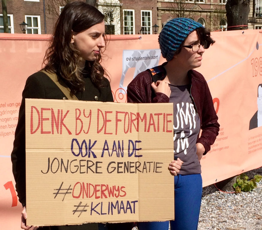 kartonnen bord demonstratie lsvb onderwijsbezuinigingen