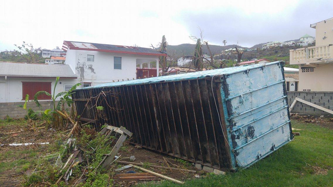 Sint Maarten. Omgewaaid 40 ton container met kleren en cosmetica