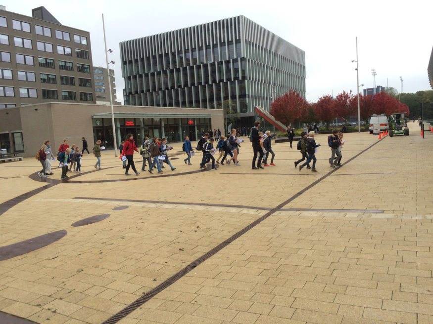 Basisschoolkinderen op de campus 3