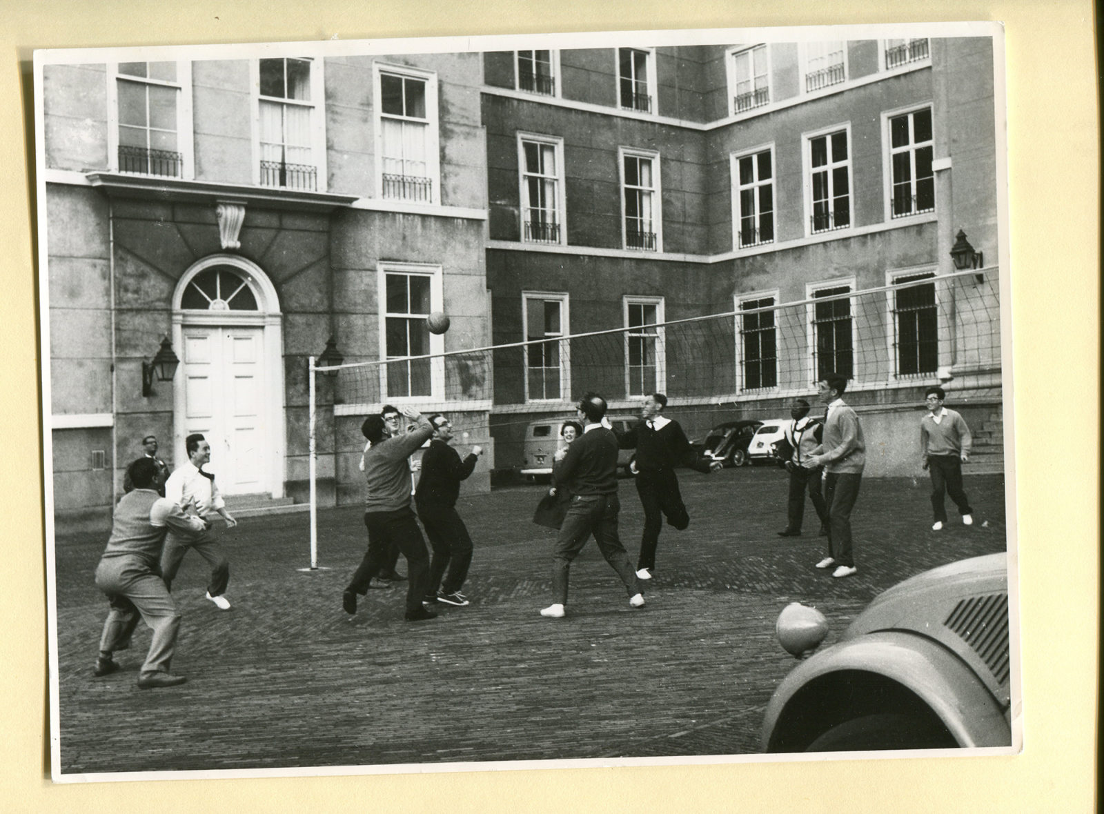 ISS-65-years-in-pictures-Playing-volleyball-in-front-of-Noordeinde-Palace-2000