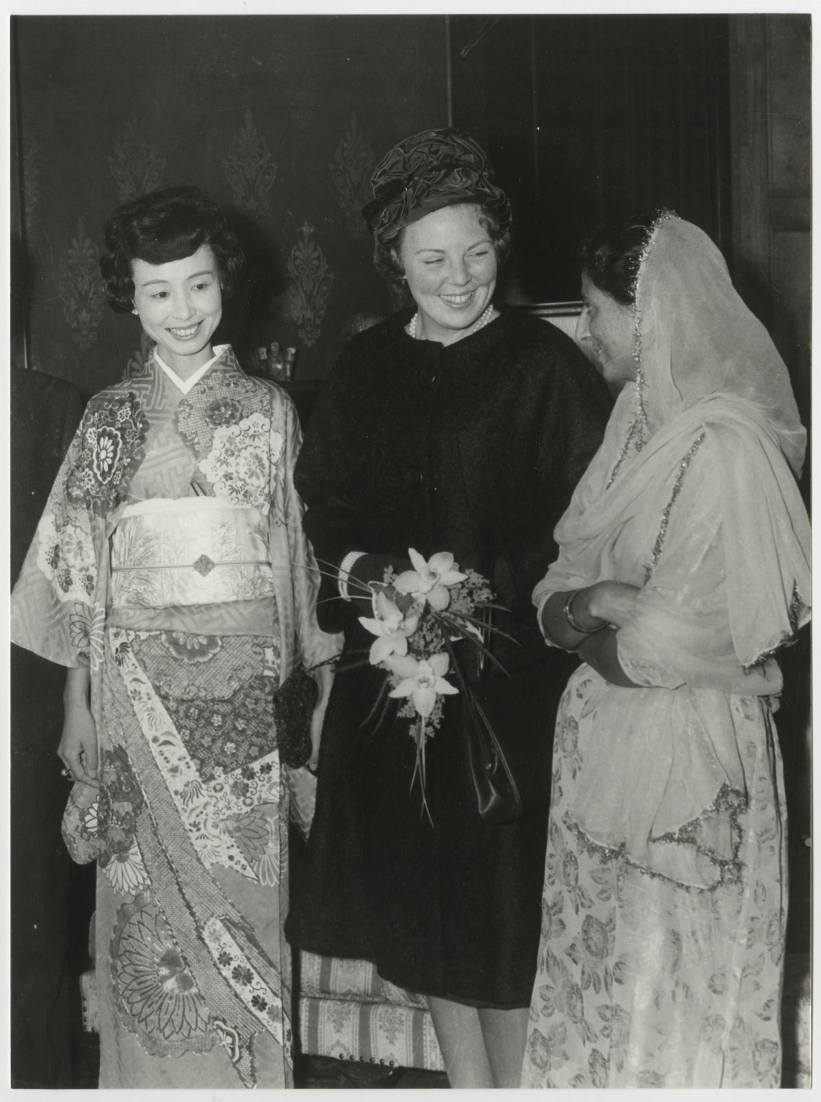 Prinses Beatrix woont lezing bij 10-jarig bestaan ISS 1962 fotoburerau Thuring (Haags Photo Archieve) – 2000