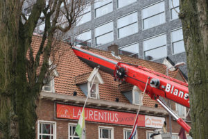 Laurentius hijskraan-valt-op-dak-2-foto-Elmer
