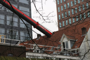 Laurentius hijskraan-valt-op-dak-5-foto-Elmer