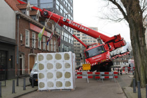 Laurentius hijskraan-valt-op-dak-6-foto-Elmer