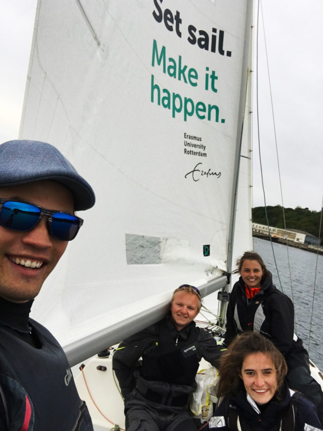 rszv-zeilen-ek-frankrijk-prijsuitreiking-podium-j22-auke-holtrop-janneke-kamperbeek-sipke-de-man-lotte-brasser-3