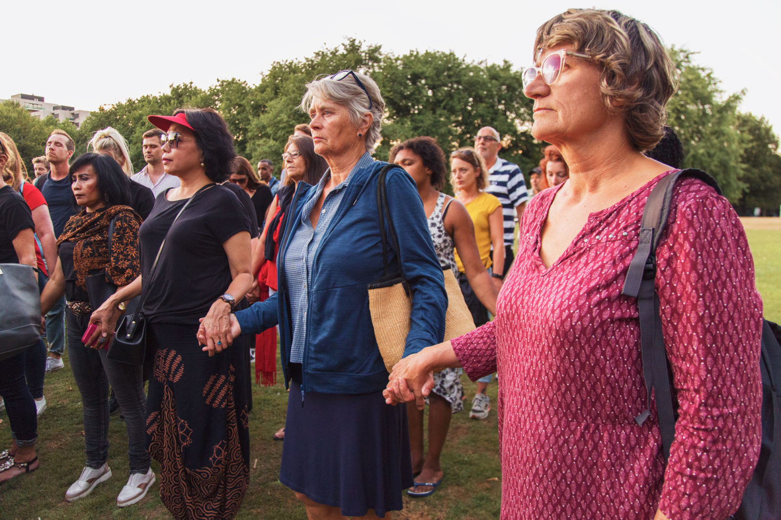 2018-07-31-stille-tocht-verkrachte-studente-foto-Aysha-Gasanova-Elkaars-handen-vasthouden-tijdens-een-minuut-stilte