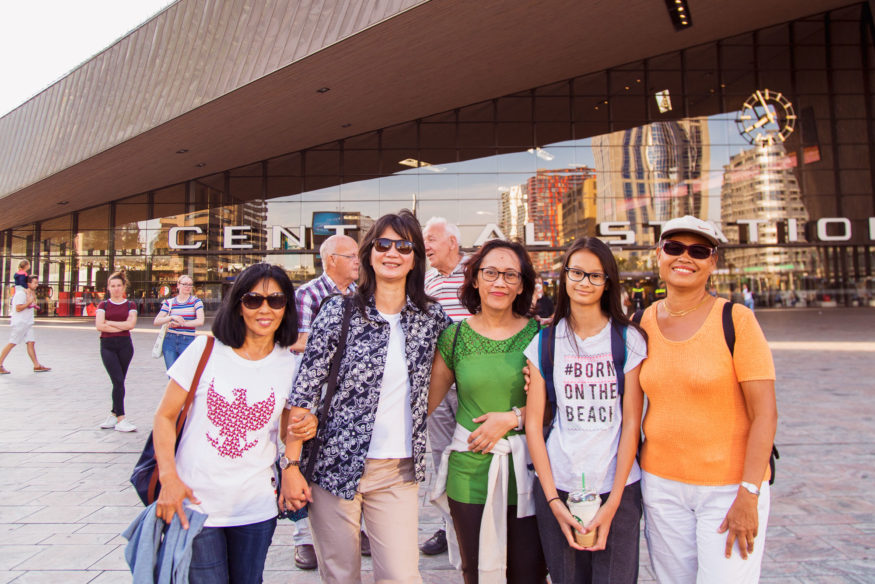 2018-07-31-stille-tocht-verkrachte-studente-foto-Aysha-Gasanova-Nathania-Sunarya-tweede-van-links