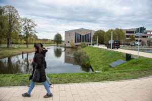 De hoofdingang van campus Woudestein_foto-Ronald-Heerik