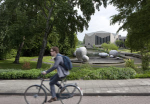 De hoofdingang van campus Woudestein in 2009