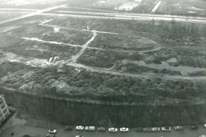 Campus Woudestein richting de Abraham van Rijckevorselweg in 1980
