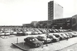 Parkeerterrein op campus Woudestein (1970), waar nu Park Noord is