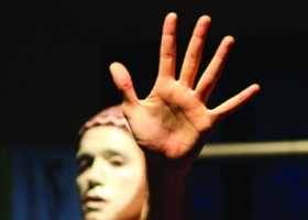 Adou, il bambino nella valigia diventa uno spettacolo - Estense.com