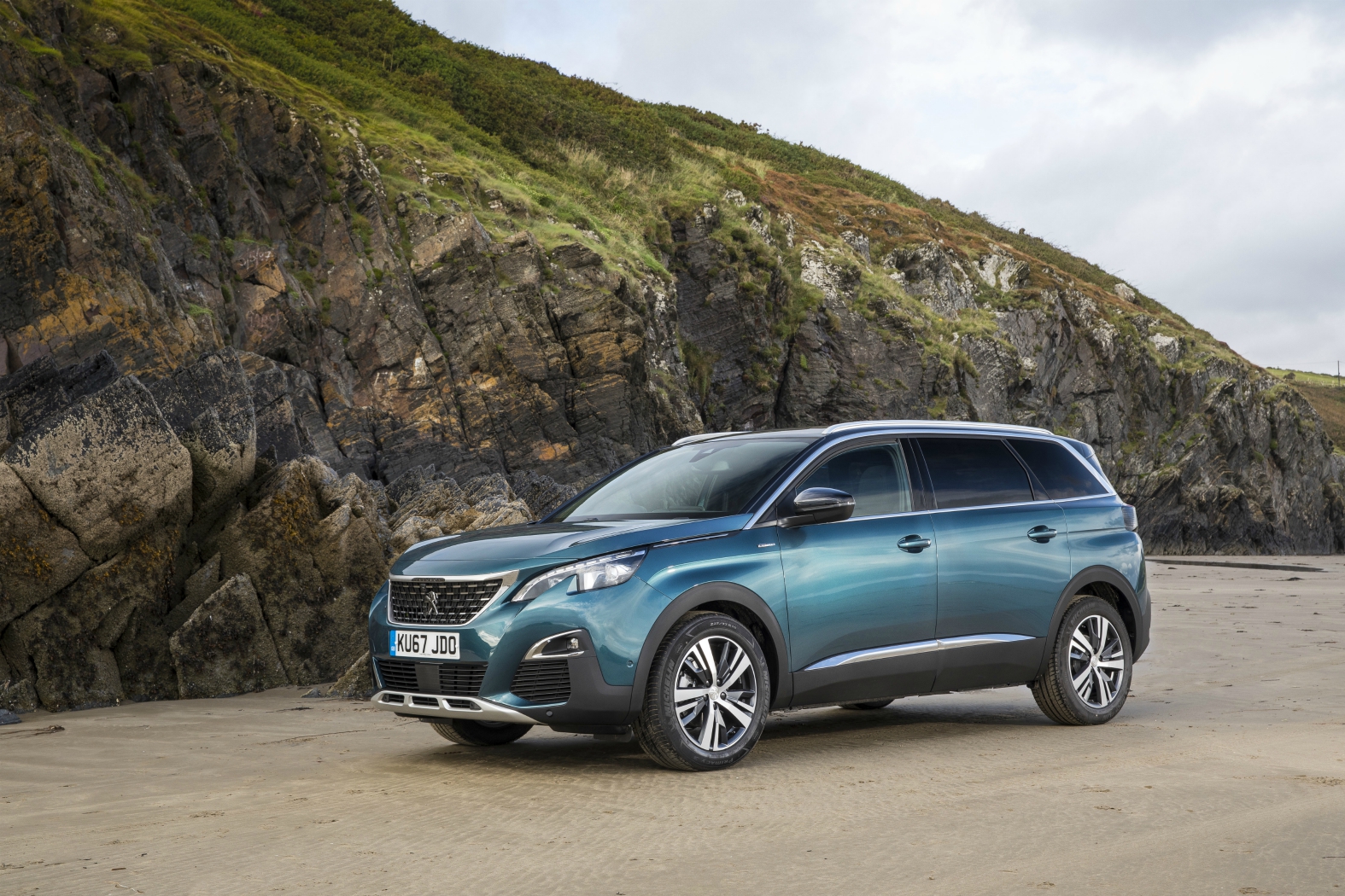 Peugeot 5008, front quarter