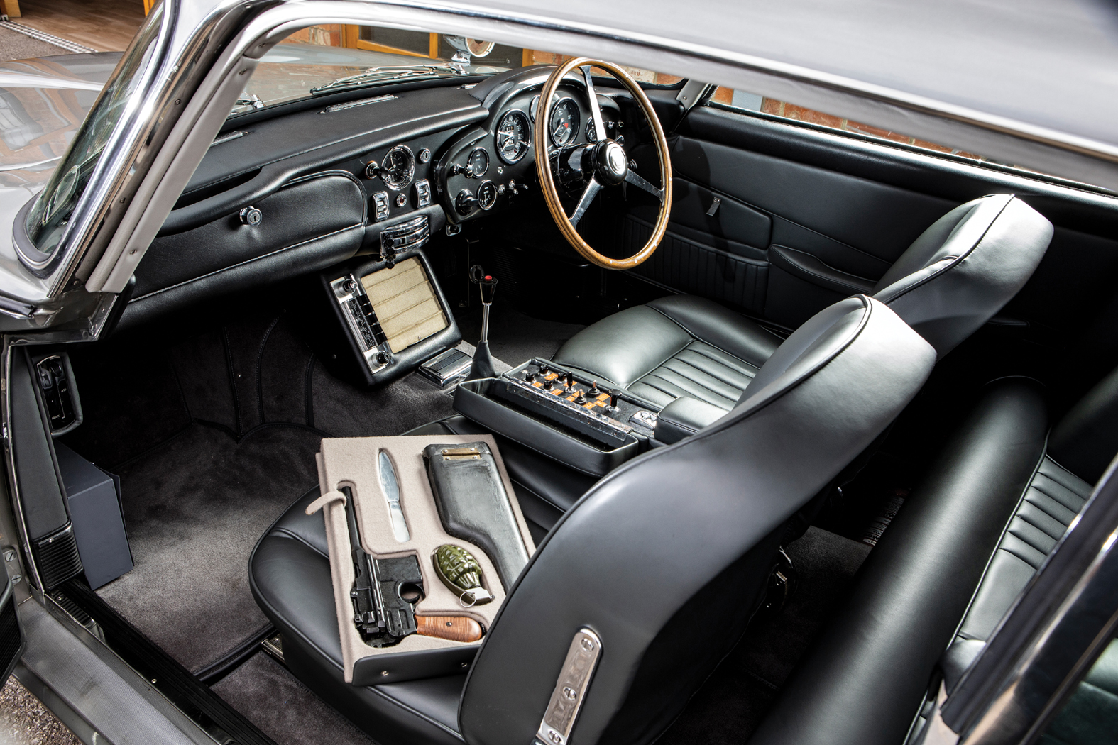 Bond's Aston Martin DB5 up for sale | Eurekar