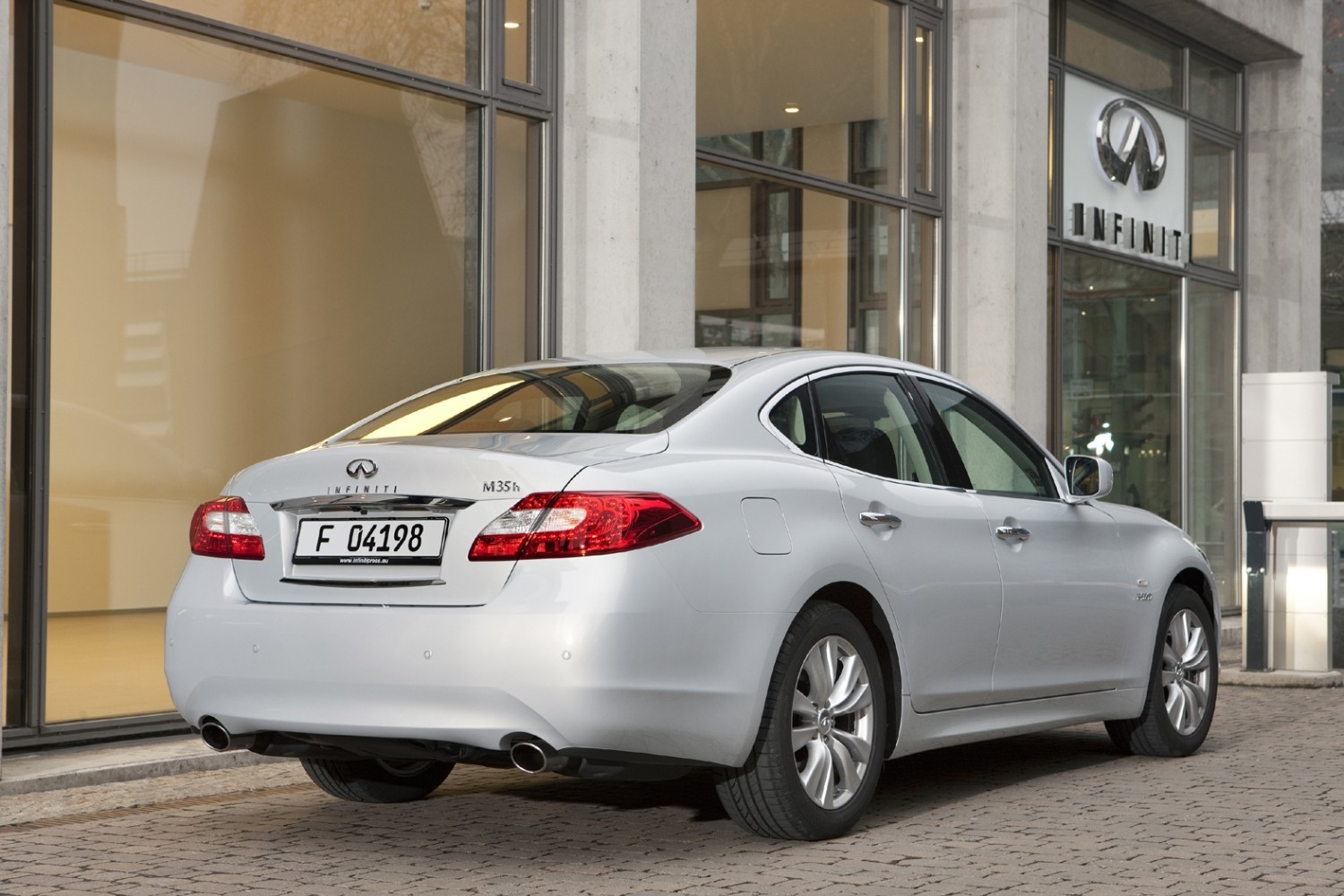 Infiniti M35h GT Premium | Eurekar