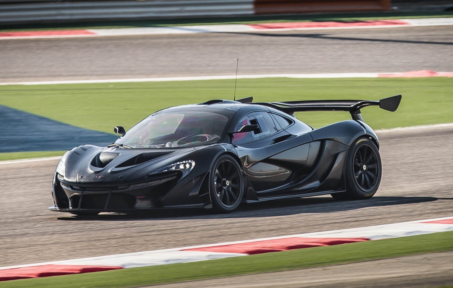 McLaren flyer puts on a show | Eurekar