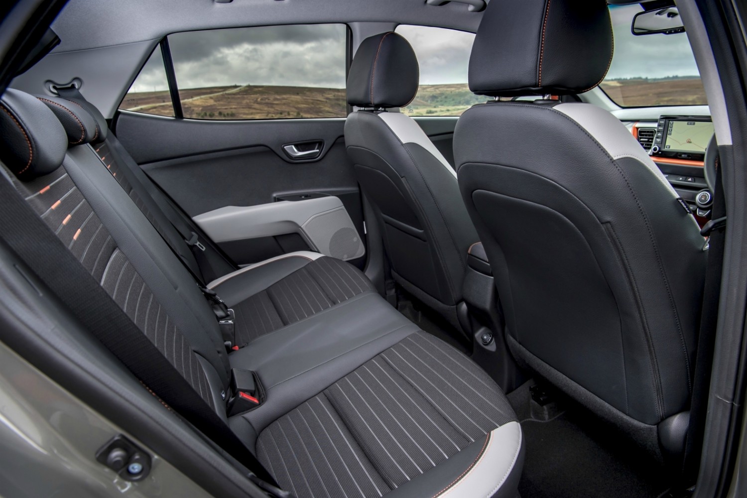 Kia stonic салон