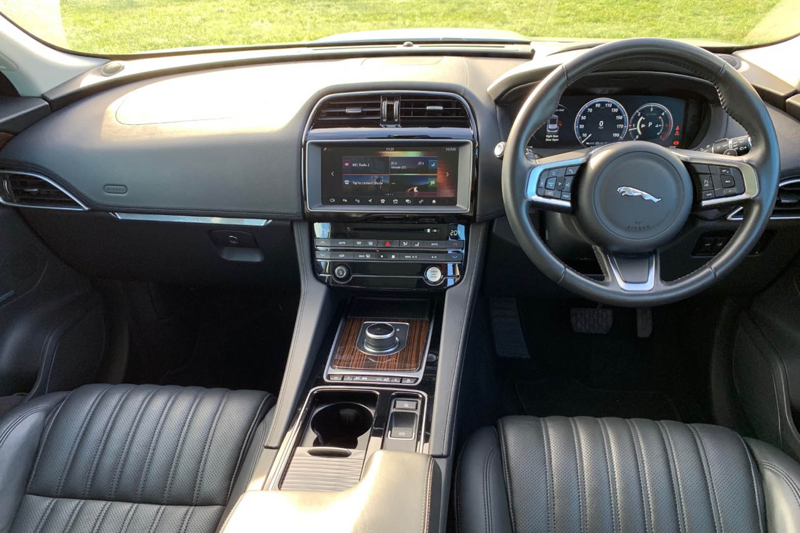 Jaguar F-PACE Portfolio 2.0D AWD | Eurekar