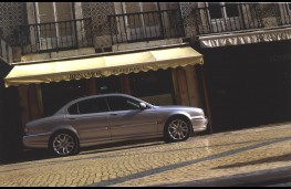 Jaguar X-Type, side