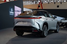 Lexus RZ, 2025, rear