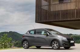 Peugeot 208, side