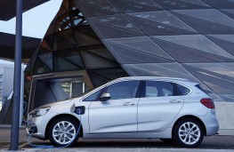 BMW Active Tourer 225ex PHEV Sport, side, charging