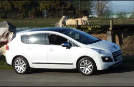 Peugeot 3008 HYbrid4, side