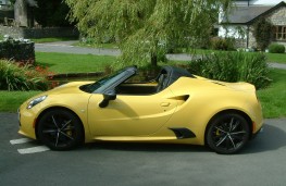 Alfa Romeo 4C Spider, side