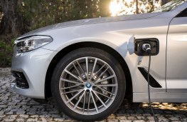 BMW 530e, 2017, charging
