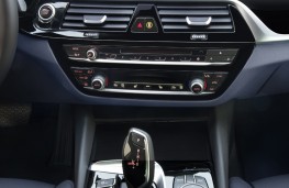 BMW 530e, 2017, centre console