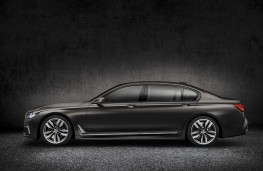 BMW M760Li xDrive V12, side