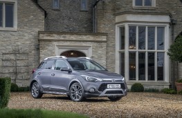 Hyundai i20 Active, front quarter
