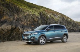 Peugeot 5008, front quarter