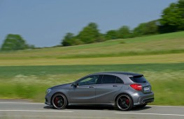Mercedes A 45 AMG, side