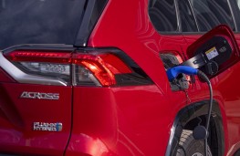 Suzuki Across, 2025, charging