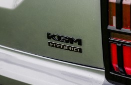 KGM Actyon Hybrid, 2026, badge