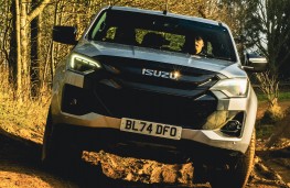 Isuzu D-Max V-Cross, 2025, front, off road
