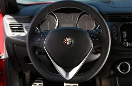 Alfa Romeo Giulietta Quadrifoglio Verde, steering wheel