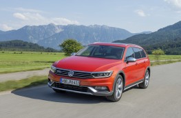 Volkswagen Passat Alltrack, front, action
