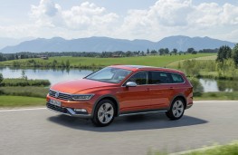 Volkswagen Passat Alltrack, side, action
