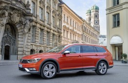 Volkswagen Passat Alltrack, side, static