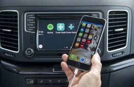 SEAT Alhambra, screen and smartphone