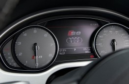 Audi S8, instruments