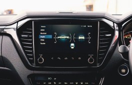 Isuzu D-Max V-Cross, 2025, display screen