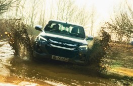 Isuzu D-Max V-Cross, 2025, front, water splash