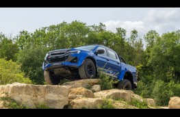 Isuzu D-Max Arctic Trucks AT35, 2026, front, off road