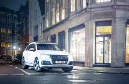 Audi Q7, night shot white