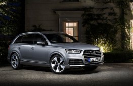 Audi Q7, night shot